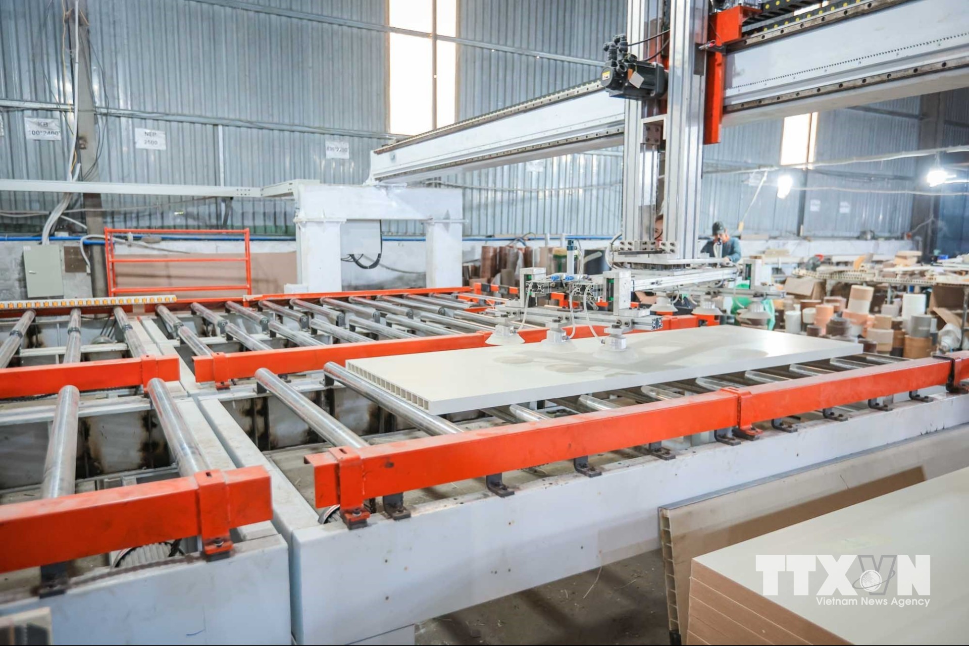Đề tài giải pháp “ứng dụng tự động hoá” đang được Công ty Cổ phần SX - XNK Jicowood Việt Nam ứng dụng trong dây chuyền sản xuất cửa gỗ nhựa composite. (Ảnh: Hoàng Hiếu/TTXVN)